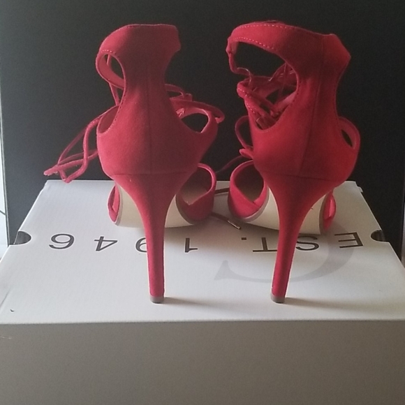 Red Pumps - Picture 3 of 3